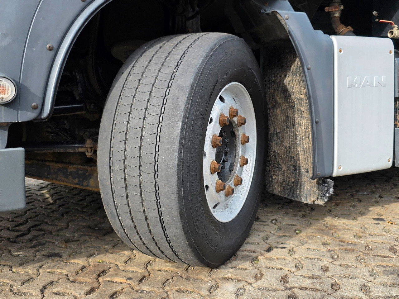 Truk tangki MAN TGS 26.440 6X2-2 LL / ADR AT / 3 Kamm. / Lenkac.: gambar 43 Truk tangki MAN TGS 26.440 6X2-2 LL / ADR AT / 3 Kamm. / Lenkac.: gambar 43