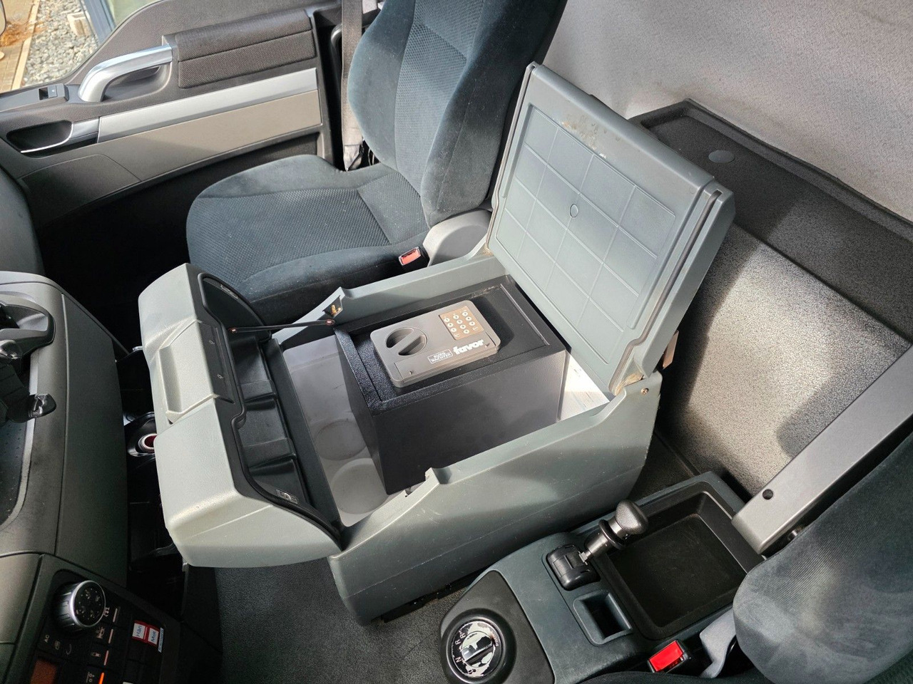 Truk tangki MAN TGS 26.440 6X2-2 LL / ADR AT / 3 Kamm. / Lenkac.: gambar 33 Truk tangki MAN TGS 26.440 6X2-2 LL / ADR AT / 3 Kamm. / Lenkac.: gambar 33