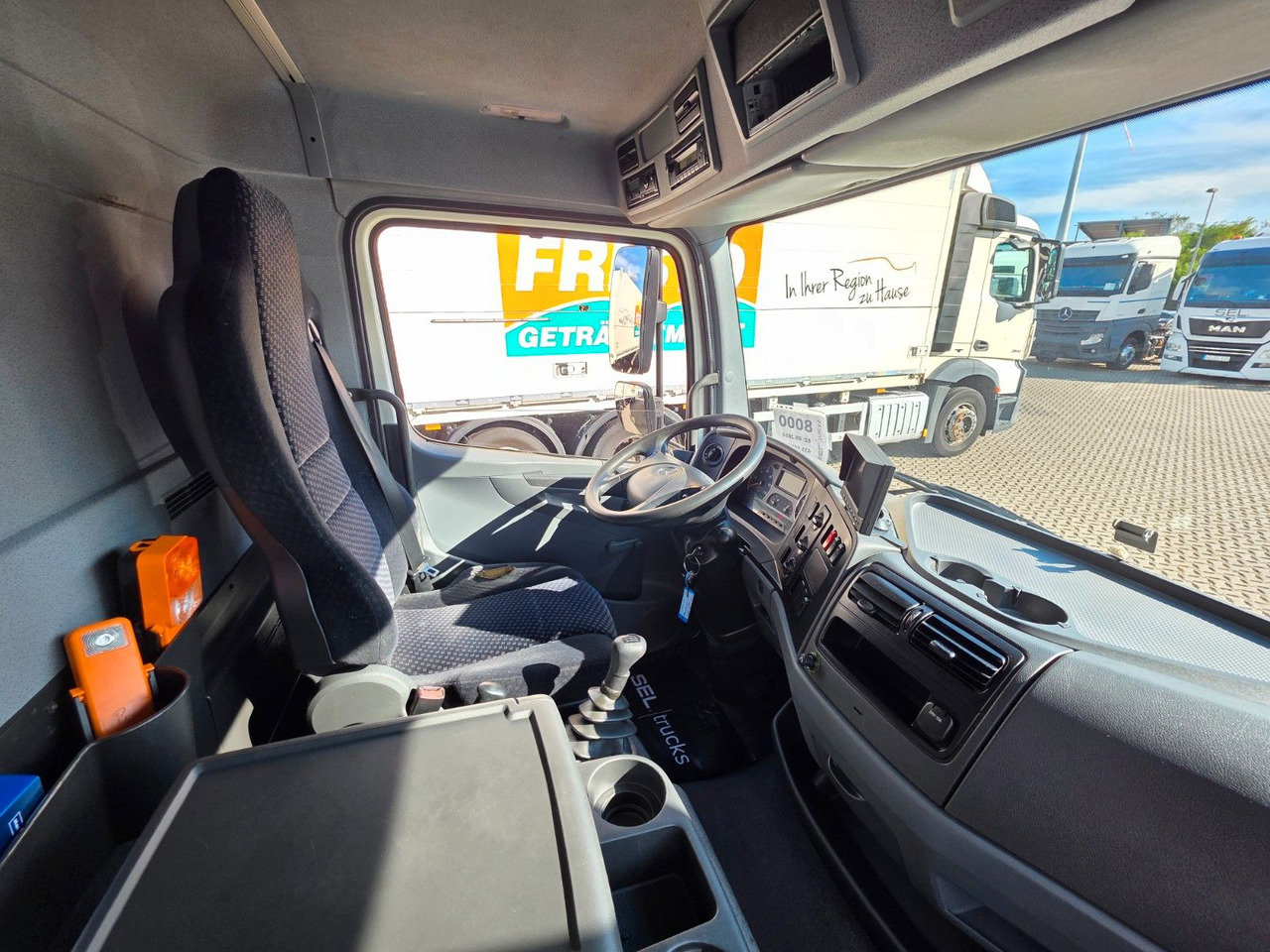 Truk box Mercedes-Benz Atego 1218 / Ladebordwand: gambar 36 Truk box Mercedes-Benz Atego 1218 / Ladebordwand: gambar 36