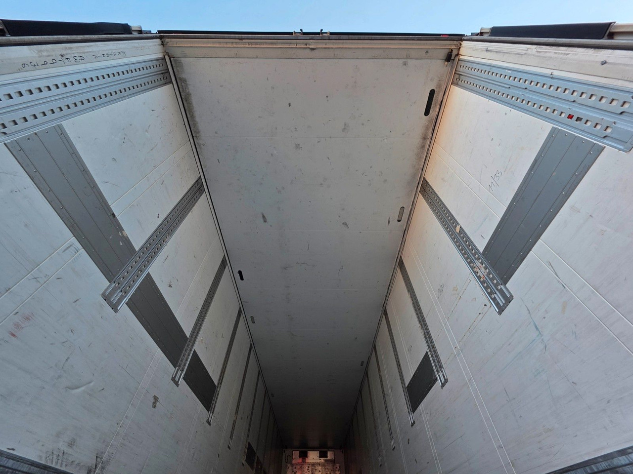 Semi-trailer berpendingin Schmitz Cargobull SKO 24/L13.4 FP 45 COOL 8/ Doppelstock: gambar 11 Semi-trailer berpendingin Schmitz Cargobull SKO 24/L13.4 FP 45 COOL 8/ Doppelstock: gambar 11