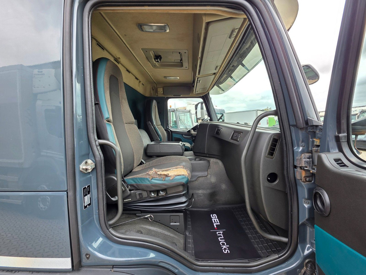 Truk dengan terpal samping Volvo FM 410 / Ladebordwand / Lenkachse: gambar 28