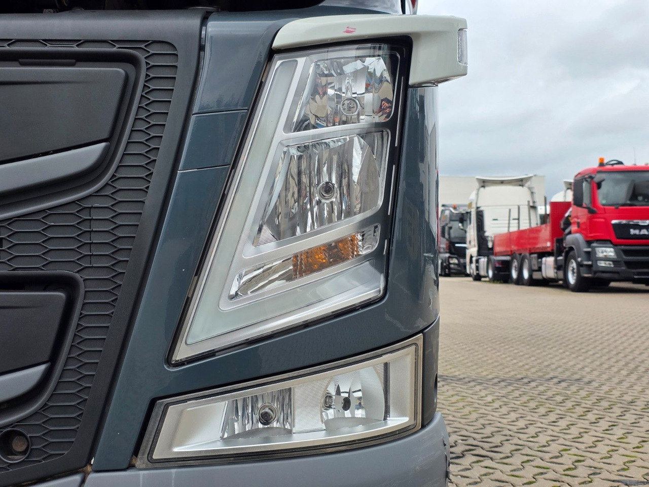 Truk dengan terpal samping Volvo FM 410 / Ladebordwand / Lenkachse: gambar 24