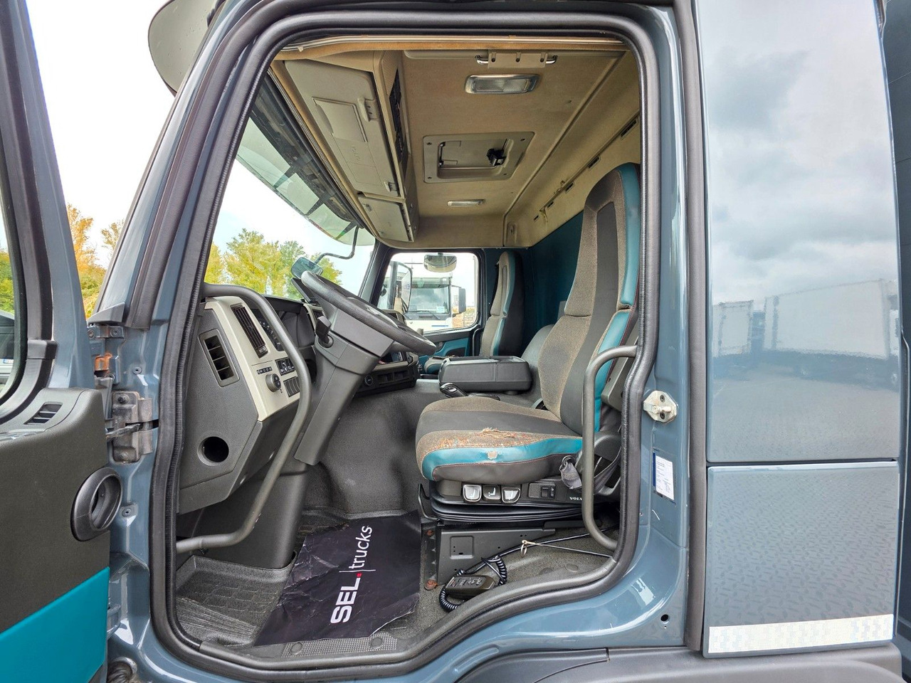 Truk dengan terpal samping Volvo FM 410 / Ladebordwand / Lenkachse: gambar 25