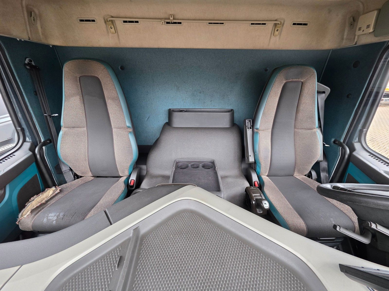 Truk dengan terpal samping Volvo FM 410 / Ladebordwand / Lenkachse: gambar 31