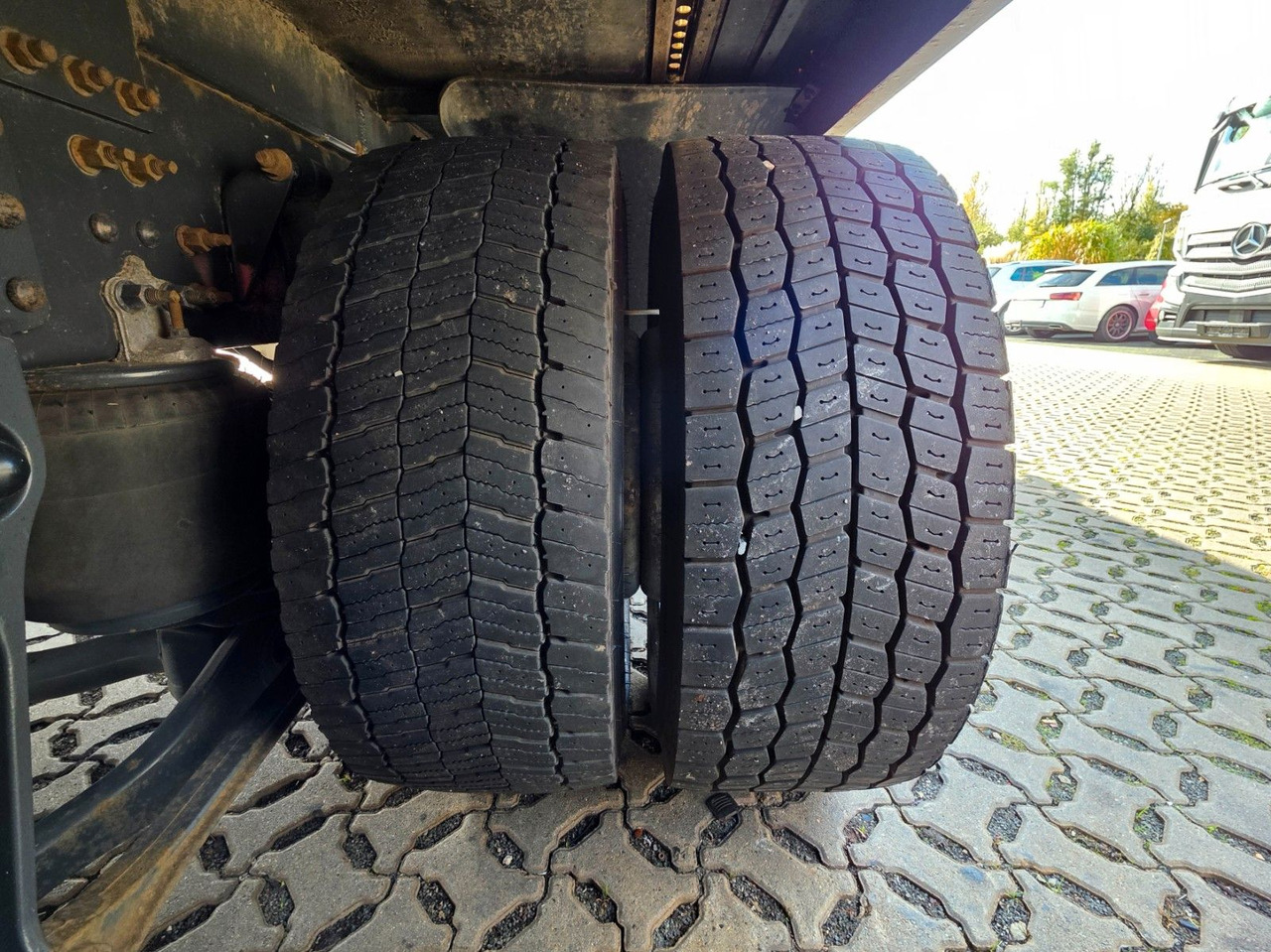 Truk dengan terpal samping Volvo FM 410 / Ladebordwand / Lenkachse: gambar 46