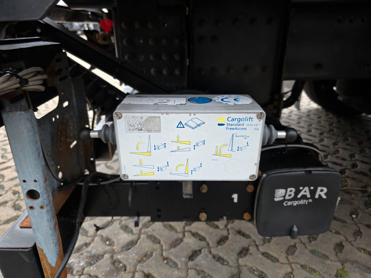 Truk dengan terpal samping Volvo FM 410 / Ladebordwand / Lenkachse: gambar 15