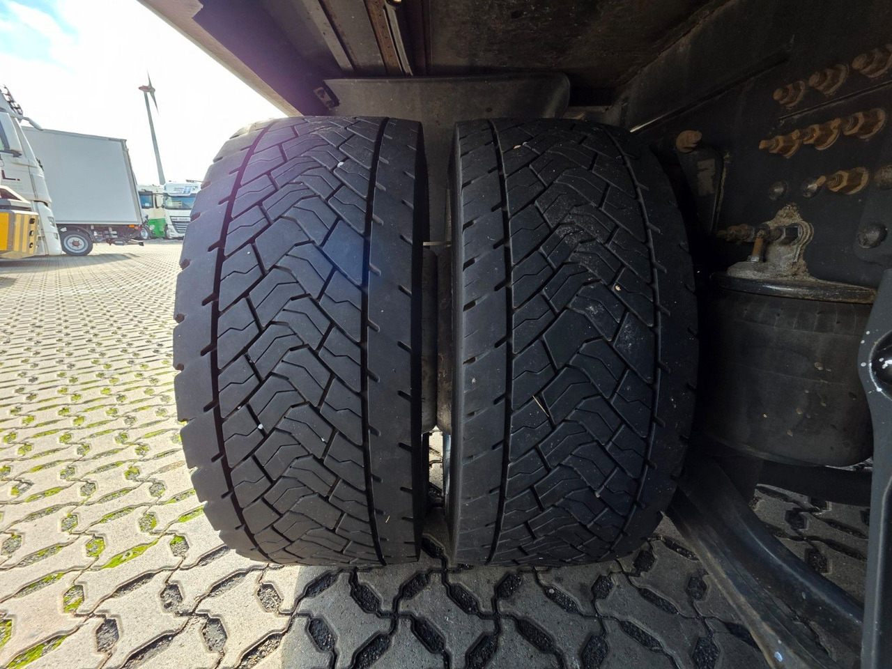 Truk dengan terpal samping Volvo FM 410 / Ladebordwand / Lenkachse: gambar 43