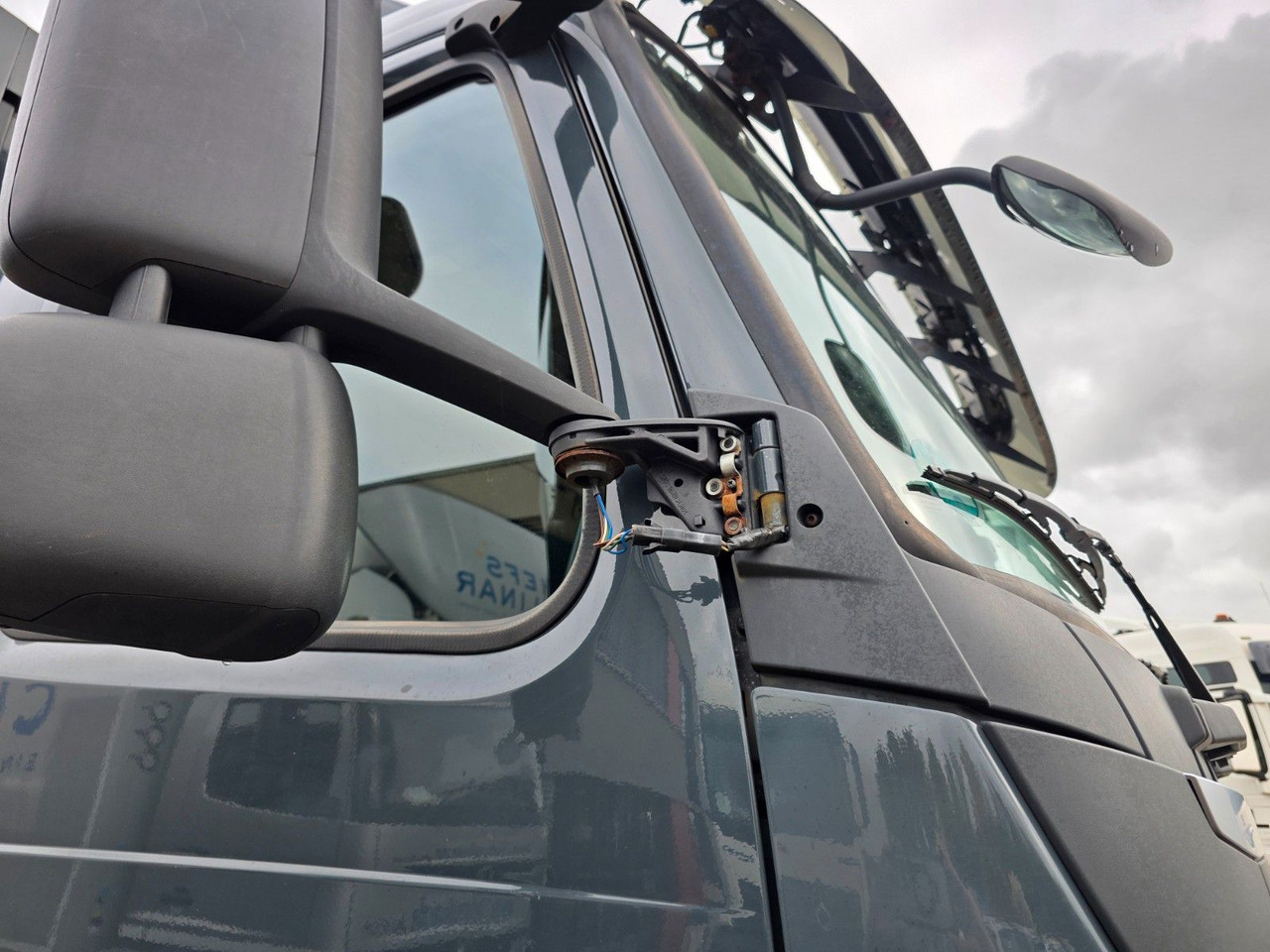 Truk dengan terpal samping Volvo FM 410 / Ladebordwand / Lenkachse: gambar 50