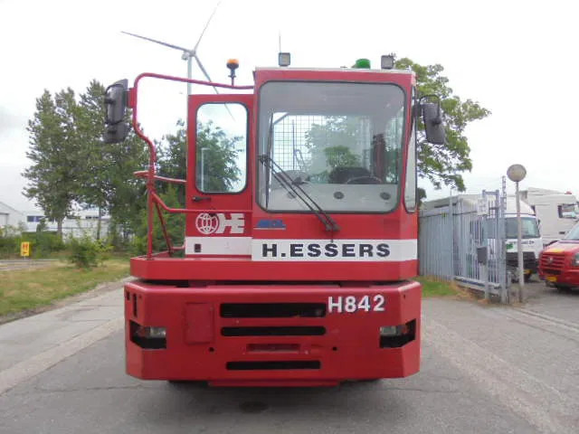MOL YM 225/4X2 40 KM/H - Traktor terminal: gambar 2 MOL YM 225/4X2 40 KM/H - Traktor terminal: gambar 2