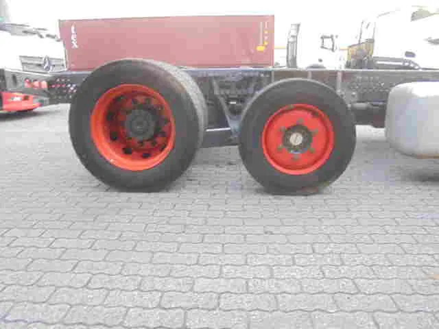 Mercedes-Benz Actros 2340 LL 6X2 - Truk pengangkut mobil: gambar 4 Mercedes-Benz Actros 2340 LL 6X2 - Truk pengangkut mobil: gambar 4