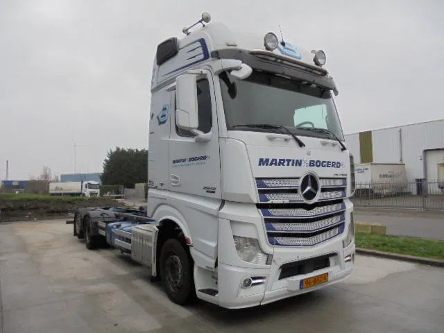 Mercedes-Benz Actros 2542 6X2 - Truk sasis: gambar 3 Mercedes-Benz Actros 2542 6X2 - Truk sasis: gambar 3