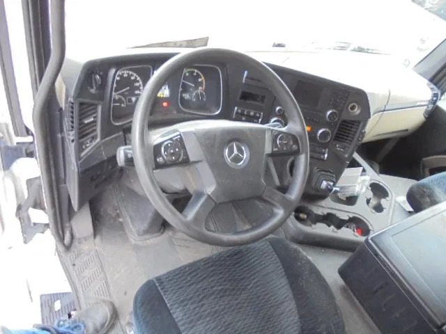 Interior photo 1: Pengangkut kontainer/ Container truck Mercedes-Benz Actros 2543 NL TRUCK
