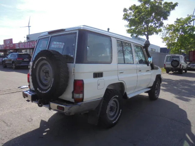Toyota Land Cruiser HZJ76L 4X4 EXPORT OUTSIDE EU ONLY - Mobil: gambar 4 Toyota Land Cruiser HZJ76L 4X4 EXPORT OUTSIDE EU ONLY - Mobil: gambar 4