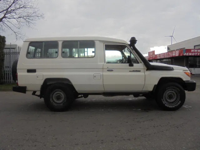 Toyota Land Cruiser HZJ78L 4WD EXPORT OUT EU ONLY - Mobil: gambar 4 Toyota Land Cruiser HZJ78L 4WD EXPORT OUT EU ONLY - Mobil: gambar 4