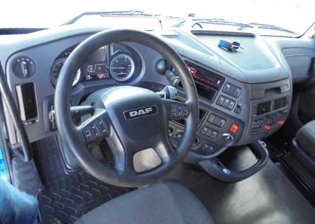 Interior photo 1: Tractor head DAF XF 106.460