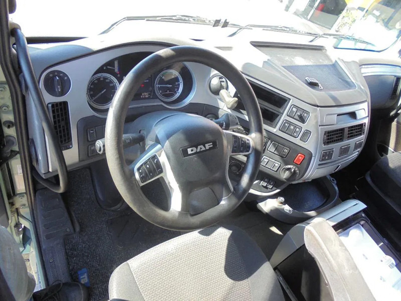 Interior photo 1: Tractor head DAF XF 440