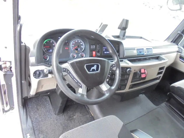 Interior photo 1: Tractor head MAN TGX 18.500 18-500 XXL LLS-U NEW TYPE TACHO