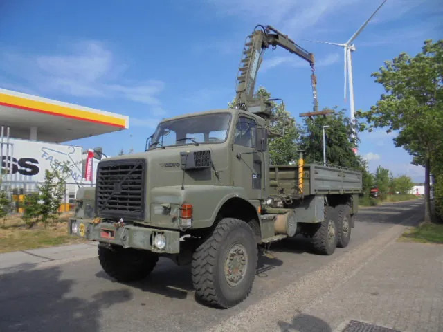 Volvo N 10 6X6 L + FASSI - Truk flatbed, Truk derek: gambar 1 Volvo N 10 6X6 L + FASSI - Truk flatbed, Truk derek: gambar 1