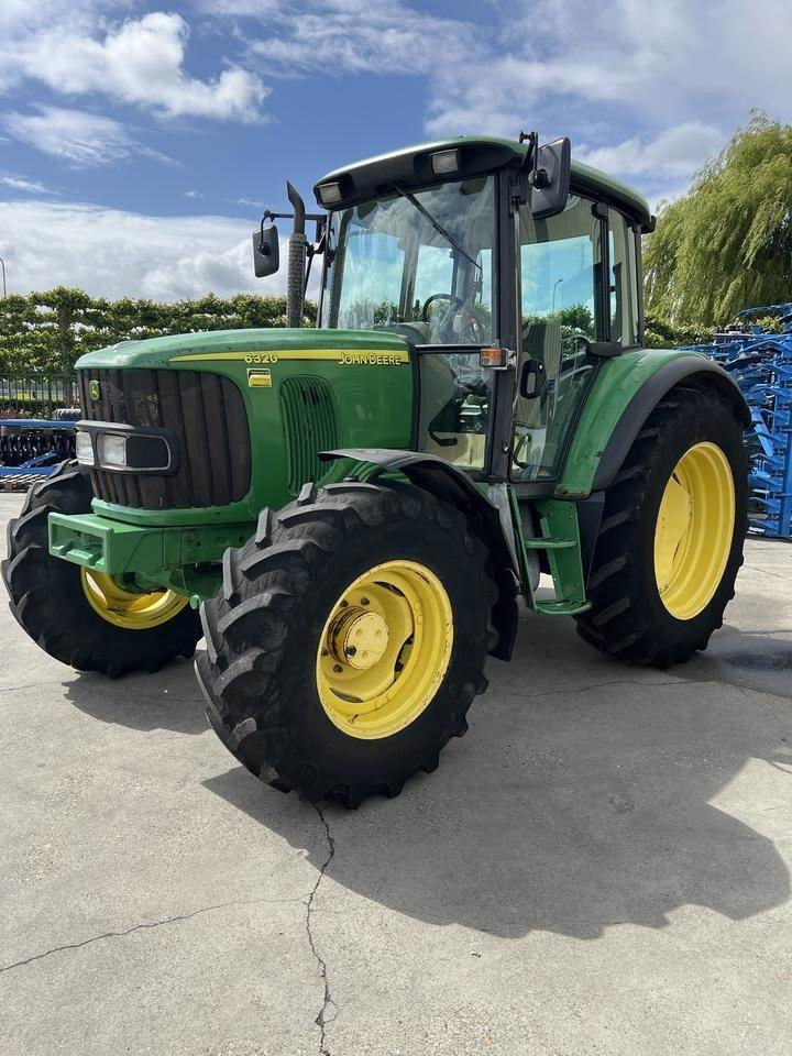 Traktor John Deere 6320: gambar 1