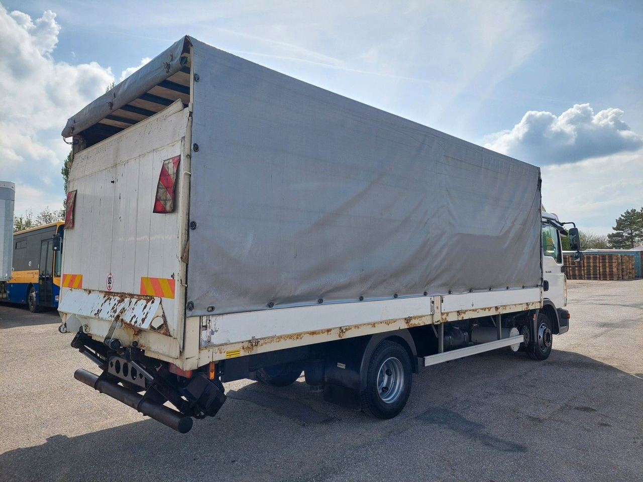 MAN TGL 8.180 4X2 BL - Truk dengan terpal samping: gambar 4 MAN TGL 8.180 4X2 BL - Truk dengan terpal samping: gambar 4