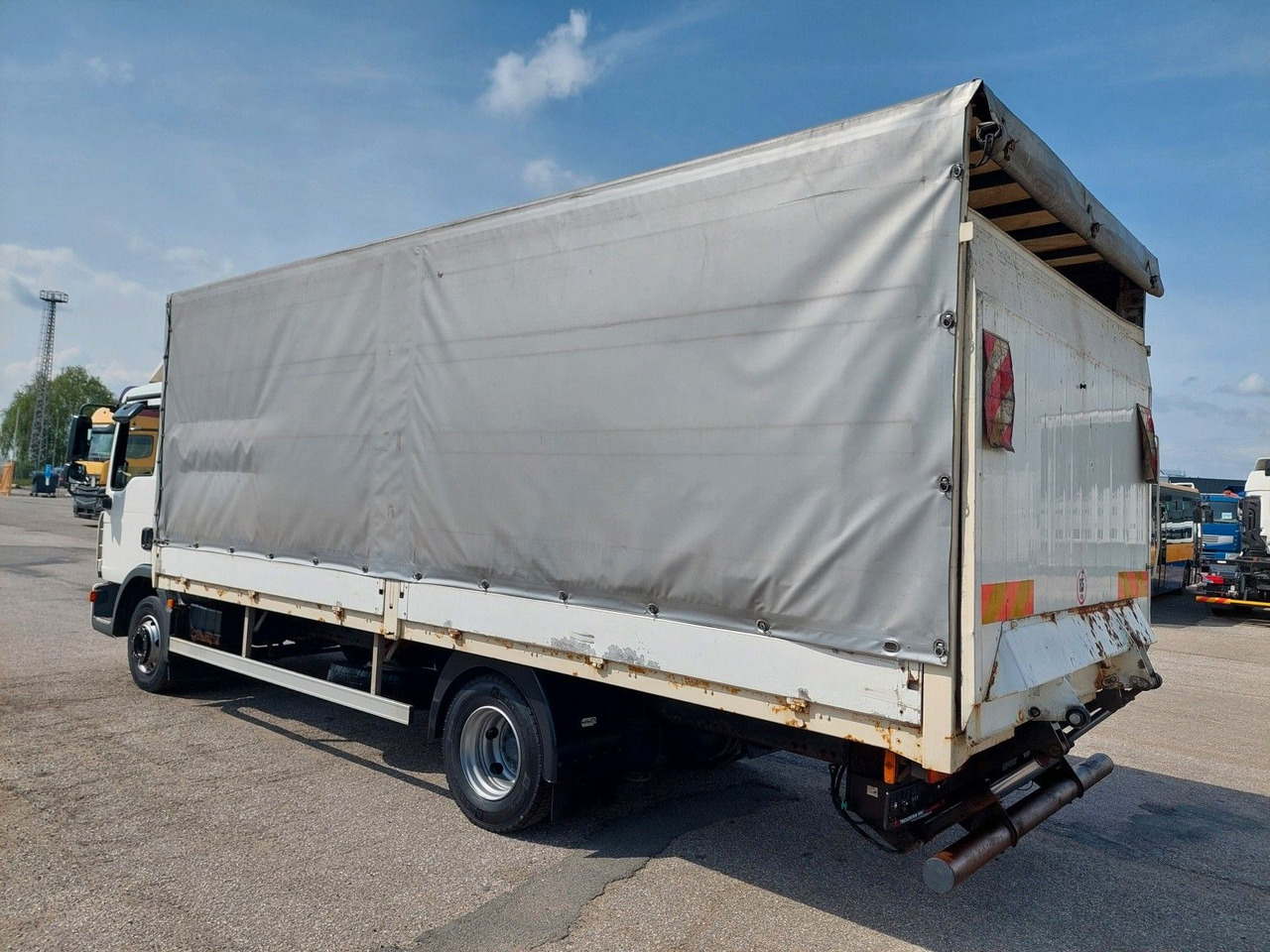 MAN TGL 8.180 4X2 BL - Truk dengan terpal samping: gambar 3 MAN TGL 8.180 4X2 BL - Truk dengan terpal samping: gambar 3