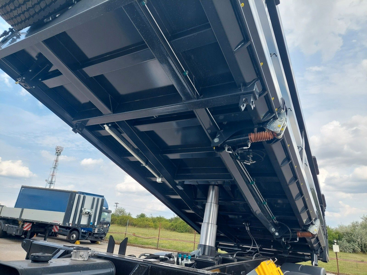 MAN TGS 41.520 8X6 BB CH - Truk jungkit: gambar 5 MAN TGS 41.520 8X6 BB CH - Truk jungkit: gambar 5