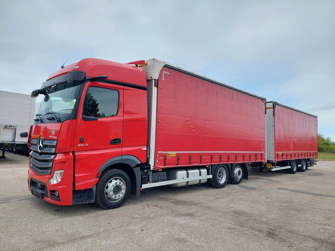 Mercedes-Benz Actros 2545 L/NR 6x2 + Wielton PC2K Durchbar - Truk dengan terpal samping: gambar 1 Mercedes-Benz Actros 2545 L/NR 6x2 + Wielton PC2K Durchbar - Truk dengan terpal samping: gambar 1