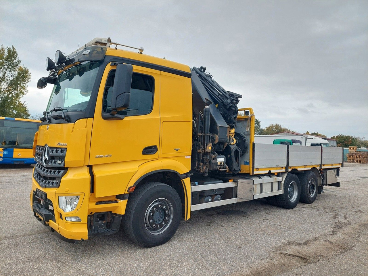 Mercedes-Benz Arocs 2640 6X2 + Hiab XS 477 Hipro - Truk flatbed, Truk derek: gambar 1 Mercedes-Benz Arocs 2640 6X2 + Hiab XS 477 Hipro - Truk flatbed, Truk derek: gambar 1