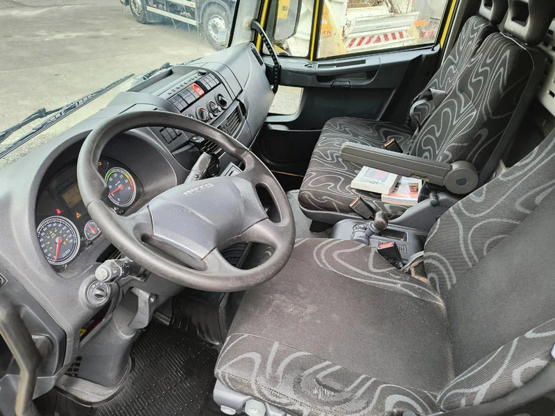 Interior photo 1: Truk box Iveco EuroCargo 120 E22 EEV SIDE PORT + D'HOLLANDIA LIFT 2000 KG