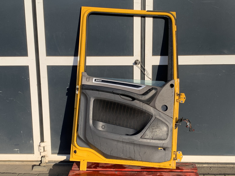 DAF XF106 Portier Links DAF 1881862 - Pintu dan bagian untuk Truk: gambar 2 DAF XF106 Portier Links DAF 1881862 - Pintu dan bagian untuk Truk: gambar 2