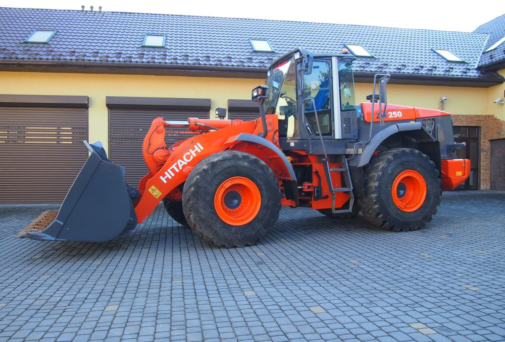 Ładowarka Hitachi ZW250 2010 Ładowarka Hitachi Waga, Centralne smarowanie - Wheel loader: gambar 2 Ładowarka Hitachi ZW250 2010 Ładowarka Hitachi Waga, Centralne smarowanie - Wheel loader: gambar 2