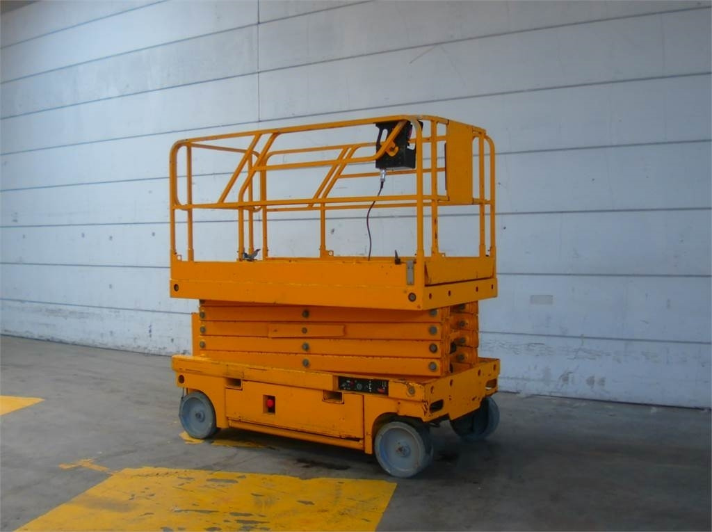 Haulotte Compact 12 - Scissor lifts: gambar 3 Haulotte Compact 12 - Scissor lifts: gambar 3