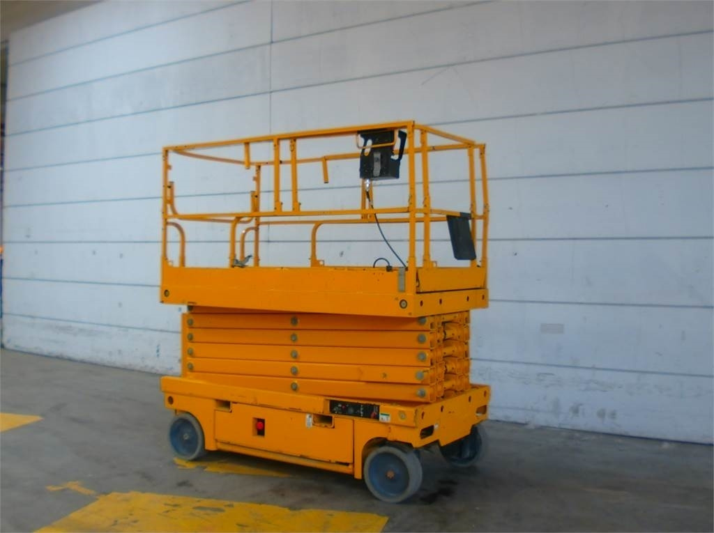 Haulotte Compact 14 - Scissor lifts: gambar 3 Haulotte Compact 14 - Scissor lifts: gambar 3