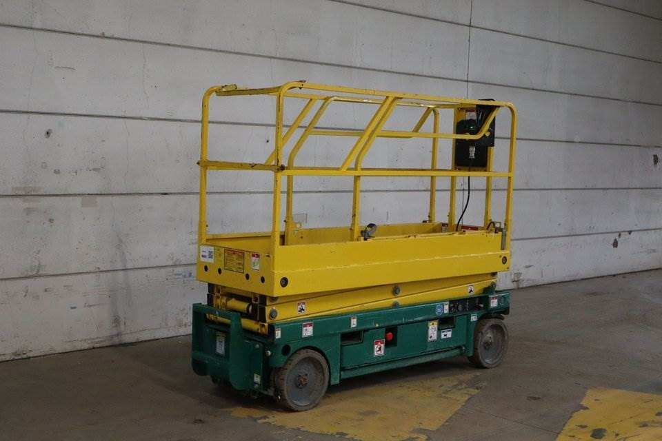 Haulotte Compact 8 - Scissor lifts: gambar 3 Haulotte Compact 8 - Scissor lifts: gambar 3