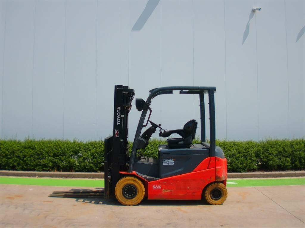 Toyota 8FBMKT25 - Forklift listrik: gambar 1 Toyota 8FBMKT25 - Forklift listrik: gambar 1
