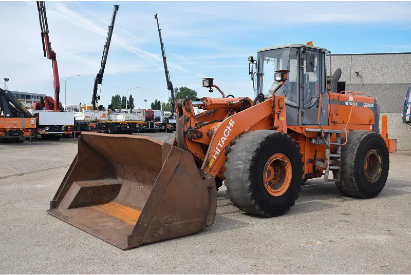 Hitachi LX 210E- stock id 59 - Wheel loader: gambar 1 Hitachi LX 210E- stock id 59 - Wheel loader: gambar 1