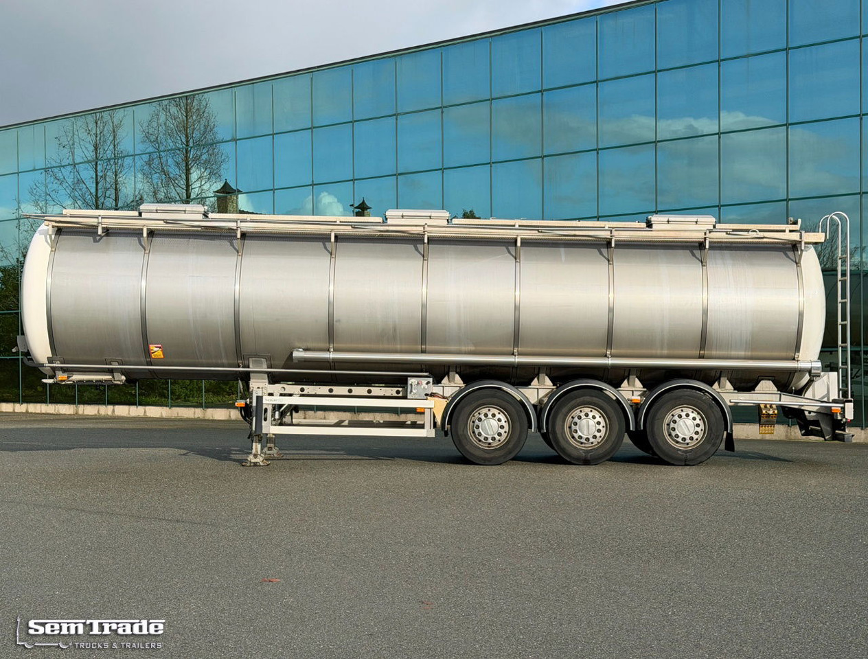 Burg 37.300 Liter 3 Compartments Disc Brakes Super Condition NL Trailer - Semi-trailer tangki: gambar 2 Burg 37.300 Liter 3 Compartments Disc Brakes Super Condition NL Trailer - Semi-trailer tangki: gambar 2