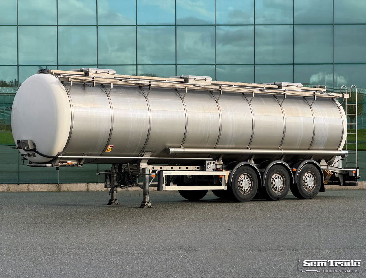 Burg 37.300 Liter 3 Compartments Disc Brakes Super Condition NL Trailer - Semi-trailer tangki: gambar 1 Burg 37.300 Liter 3 Compartments Disc Brakes Super Condition NL Trailer - Semi-trailer tangki: gambar 1