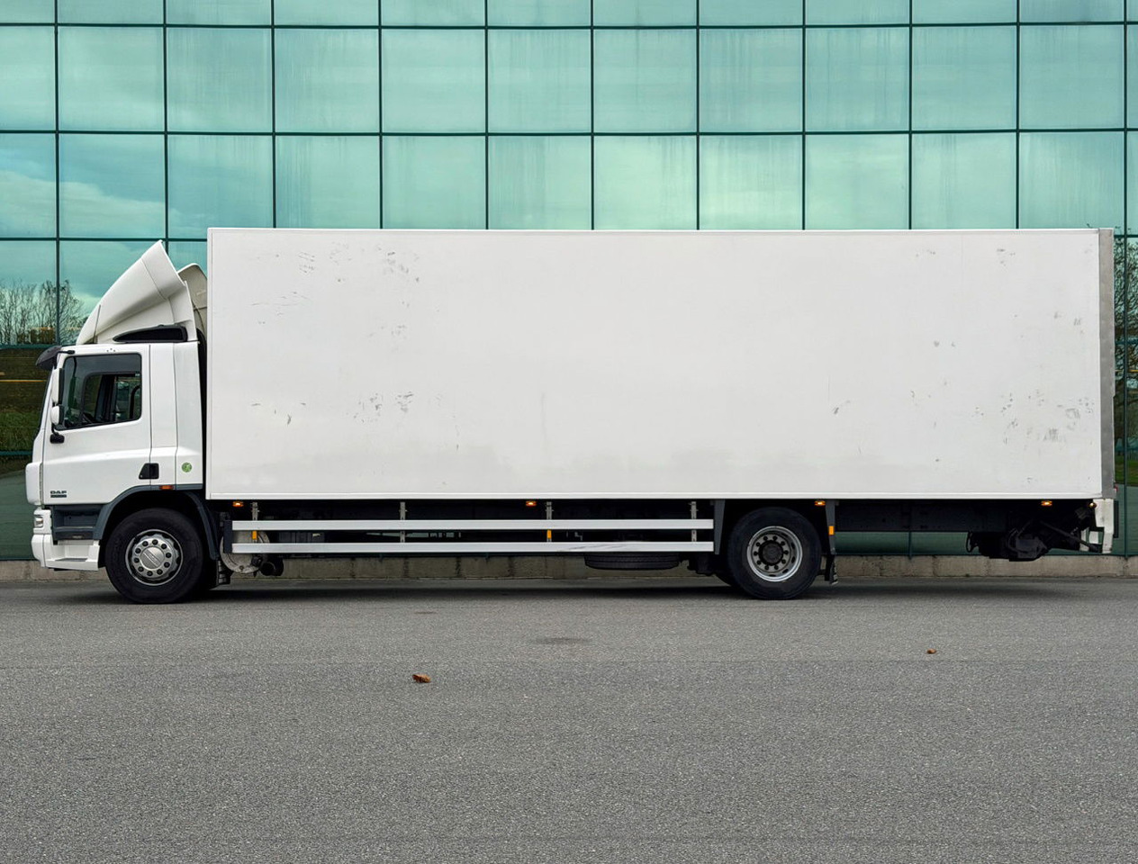 DAF CF 75.250 Euro 3 Manual Gearbox VAN Beurden Isolated BOX Tail Lift Super Condition NL-Truck - Truk box: gambar 2 DAF CF 75.250 Euro 3 Manual Gearbox VAN Beurden Isolated BOX Tail Lift Super Condition NL-Truck - Truk box: gambar 2