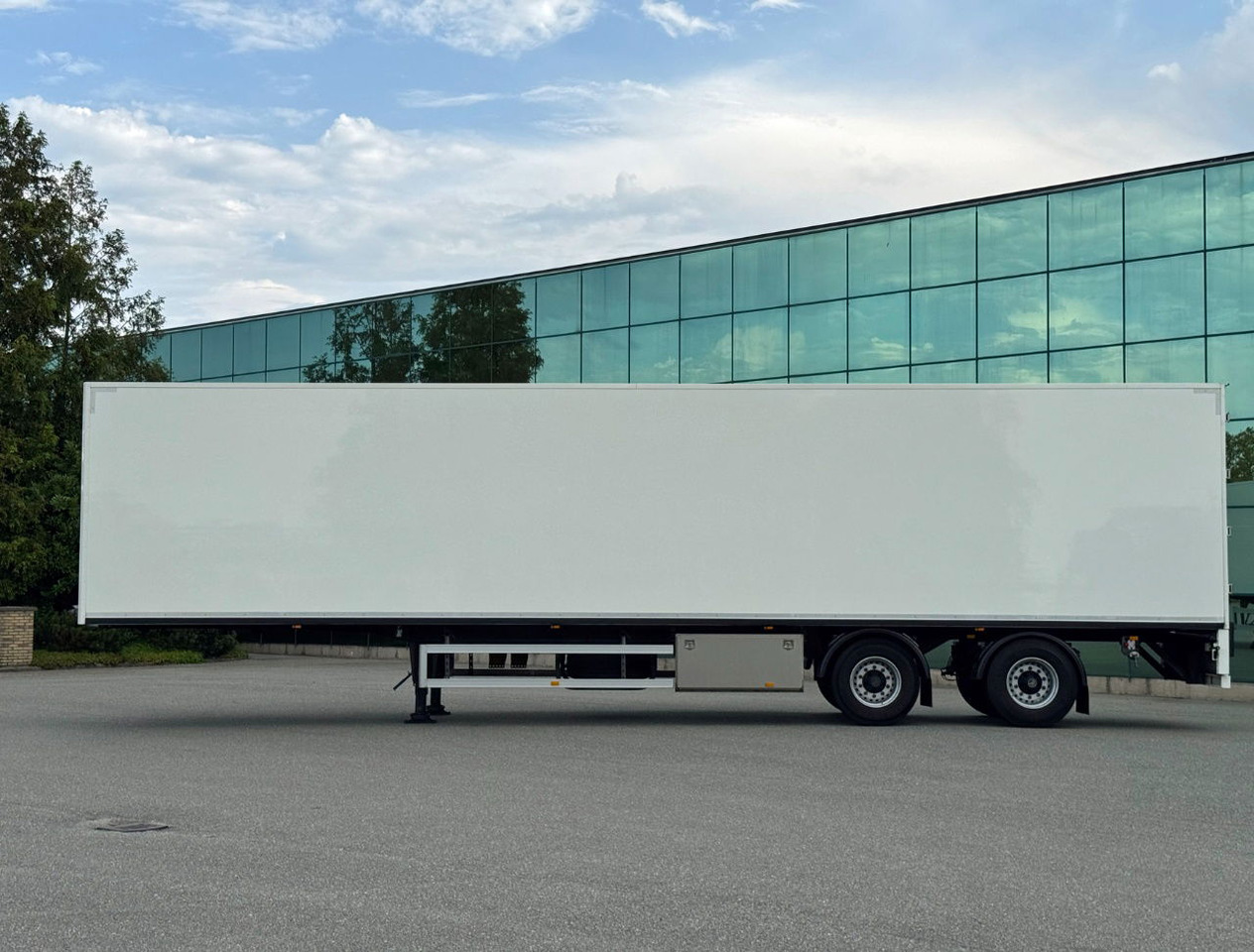 FAG 2 AS Burgers BAK Geisoleerd Gegalvaniseerd Chassis ZO Goed ALS Nieuw Direct Leverbaar 1325 x 244 x 267 CM Inwendig - Semi-trailer kotak tertutup: gambar 2 FAG 2 AS Burgers BAK Geisoleerd Gegalvaniseerd Chassis ZO Goed ALS Nieuw Direct Leverbaar 1325 x 244 x 267 CM Inwendig - Semi-trailer kotak tertutup: gambar 2