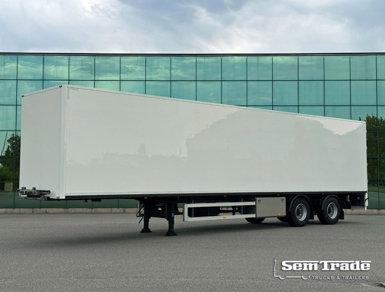 FAG 2 AS Burgers BAK Geisoleerd Gegalvaniseerd Chassis ZO Goed ALS Nieuw Direct Leverbaar 1325 x 244 x 267 CM Inwendig - Semi-trailer kotak tertutup: gambar 1 FAG 2 AS Burgers BAK Geisoleerd Gegalvaniseerd Chassis ZO Goed ALS Nieuw Direct Leverbaar 1325 x 244 x 267 CM Inwendig - Semi-trailer kotak tertutup: gambar 1