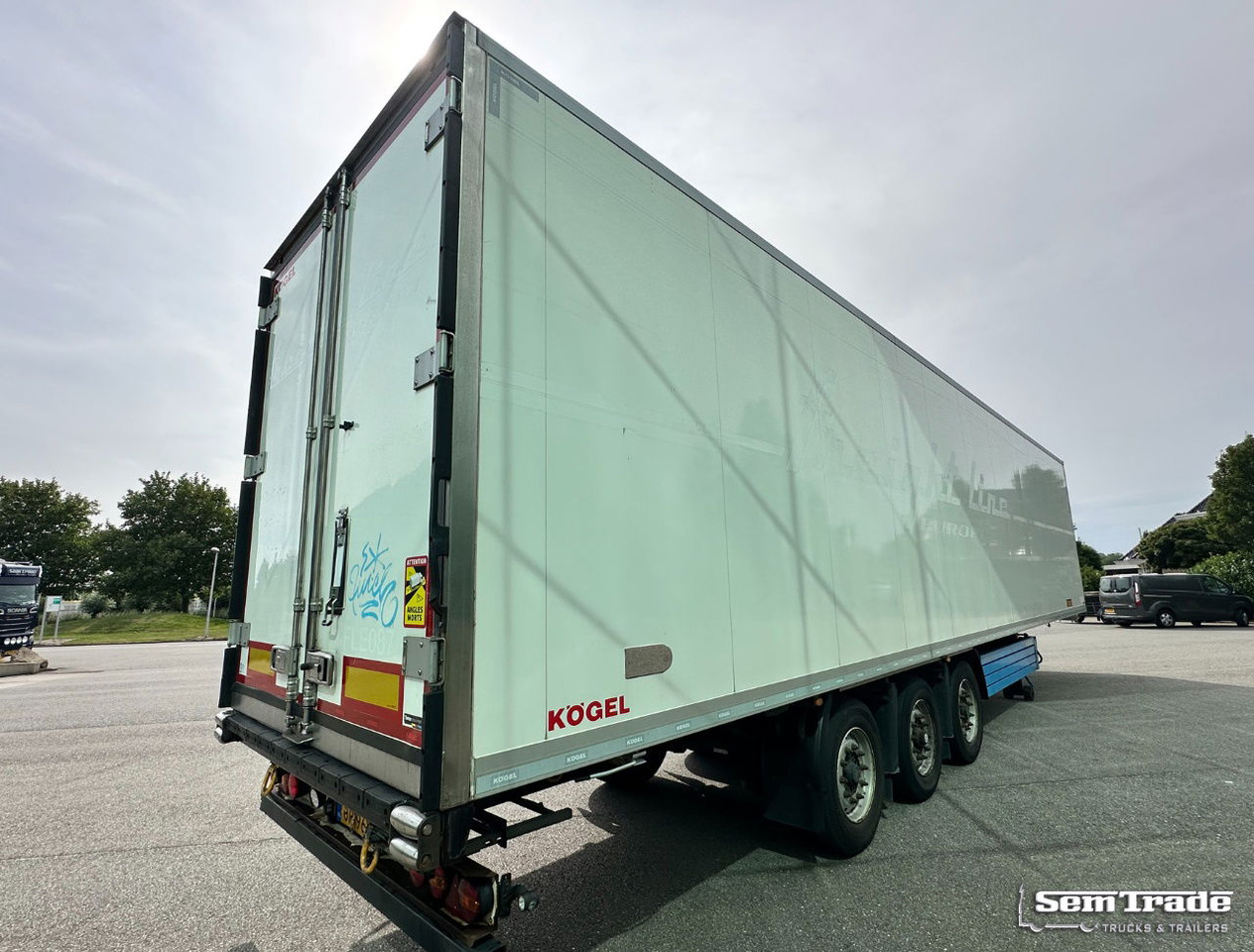 Kögel S24-4 Thermo King SLXi 300 Lift Axle 1340x250x270 CM Inside Super Condition - Semi-trailer berpendingin: gambar 4 Kögel S24-4 Thermo King SLXi 300 Lift Axle 1340x250x270 CM Inside Super Condition - Semi-trailer berpendingin: gambar 4