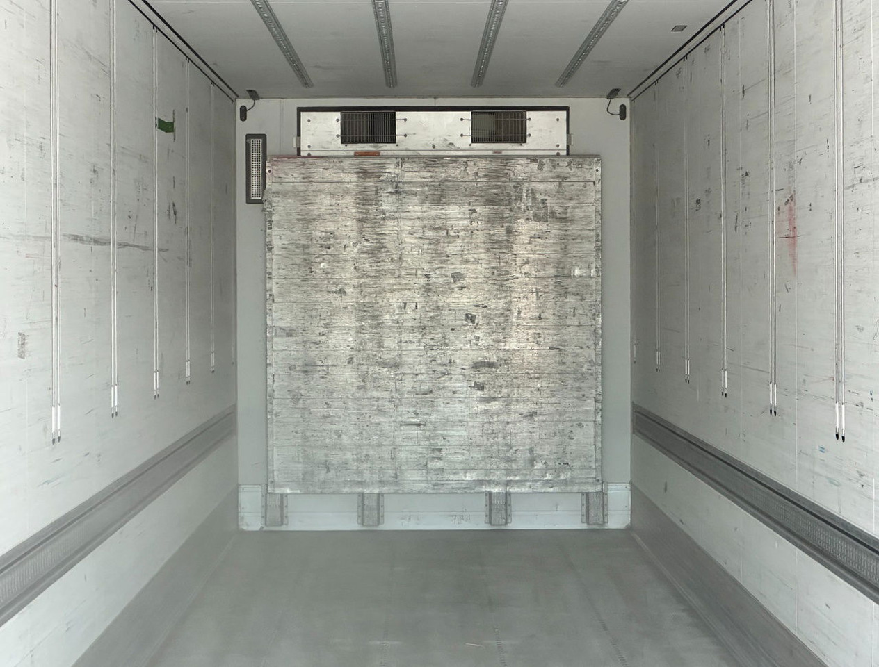 Semi-trailer berpendingin Schmitz Cargobull SCBS3B Carrier Vector 1550 Tail Lift 275 CM High Inside TOP Condition: gambar 20 Semi-trailer berpendingin Schmitz Cargobull SCBS3B Carrier Vector 1550 Tail Lift 275 CM High Inside TOP Condition: gambar 20