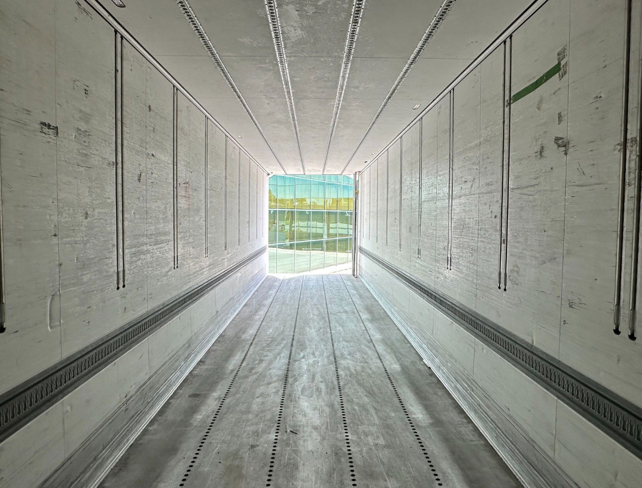 Semi-trailer berpendingin Schmitz Cargobull SCBS3B Carrier Vector 1550 Tail Lift 275 CM High Inside TOP Condition: gambar 21 Semi-trailer berpendingin Schmitz Cargobull SCBS3B Carrier Vector 1550 Tail Lift 275 CM High Inside TOP Condition: gambar 21