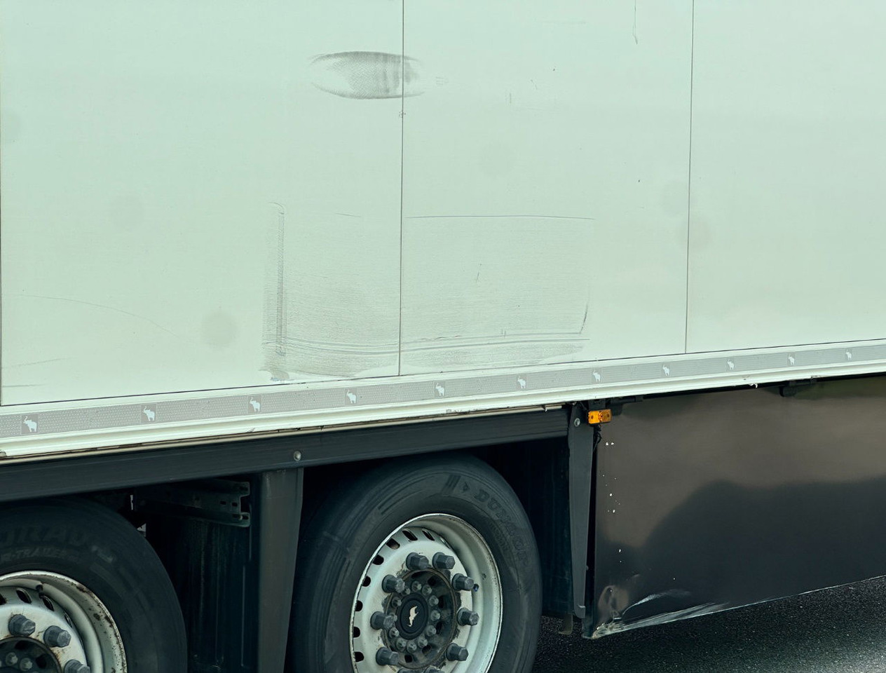 Semi-trailer berpendingin Schmitz Cargobull SCBS3B Carrier Vector 1550 Tail Lift 275 CM High Inside TOP Condition: gambar 12 Semi-trailer berpendingin Schmitz Cargobull SCBS3B Carrier Vector 1550 Tail Lift 275 CM High Inside TOP Condition: gambar 12