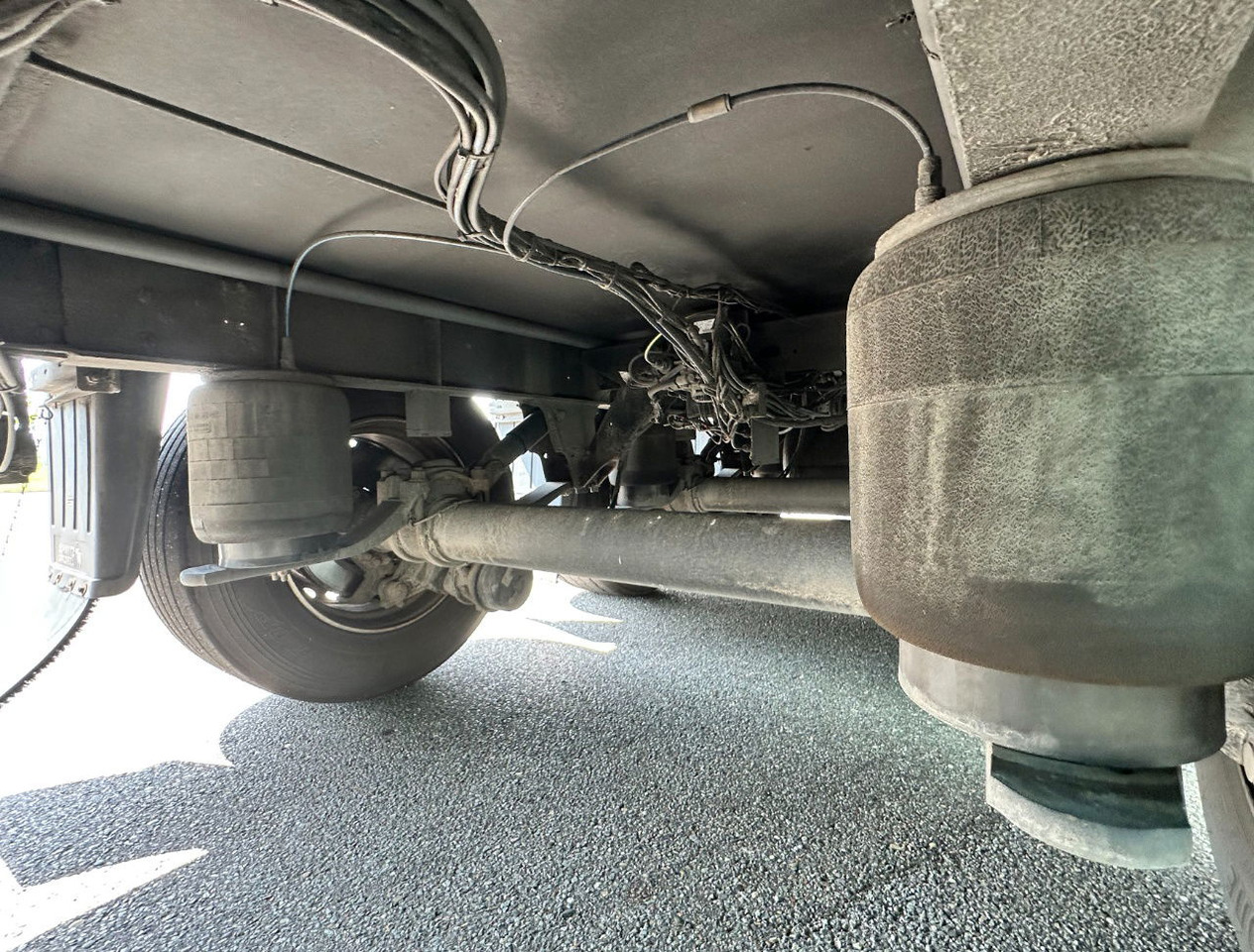 Semi-trailer berpendingin Schmitz Cargobull SCBS3B Carrier Vector 1550 Tail Lift 275 CM High Inside TOP Condition: gambar 16 Semi-trailer berpendingin Schmitz Cargobull SCBS3B Carrier Vector 1550 Tail Lift 275 CM High Inside TOP Condition: gambar 16