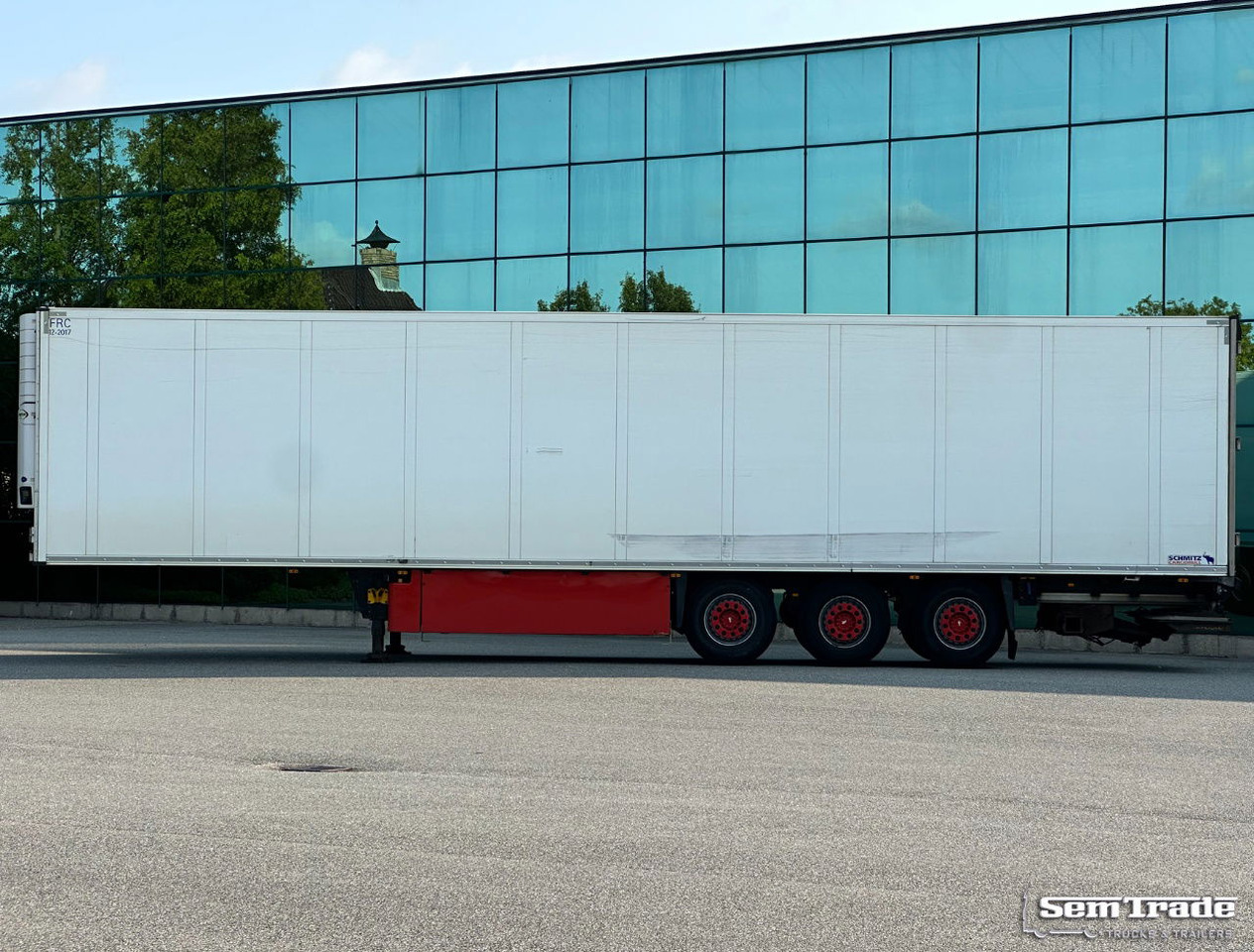 Schmitz Cargobull SKO24 Carrier Vector 1850 2X Lift Axle Flowerwide 270 CM High Holland Trailer - Semi-trailer berpendingin: gambar 2 Schmitz Cargobull SKO24 Carrier Vector 1850 2X Lift Axle Flowerwide 270 CM High Holland Trailer - Semi-trailer berpendingin: gambar 2