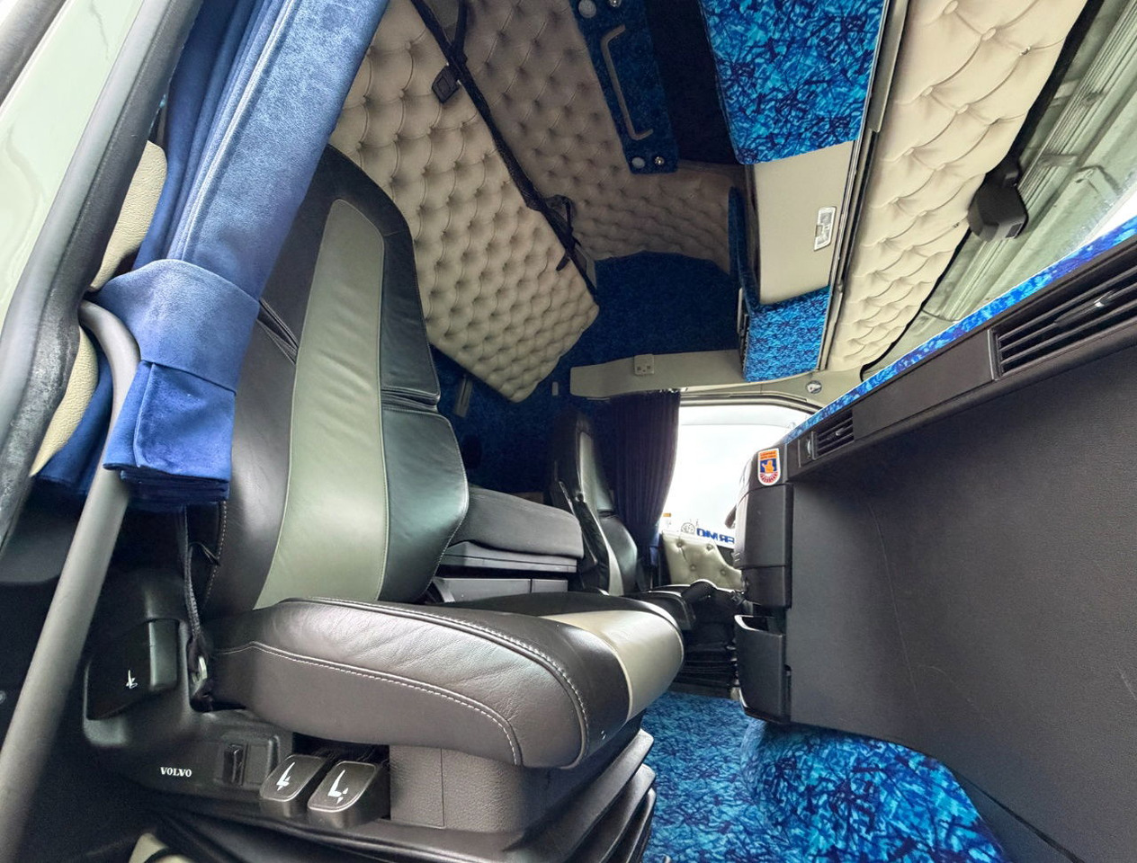 Tractor head Volvo FH 500 Retarder Globetrotter XL 2x Tanks Special Interior TOP Condition NL Truck: gambar 16