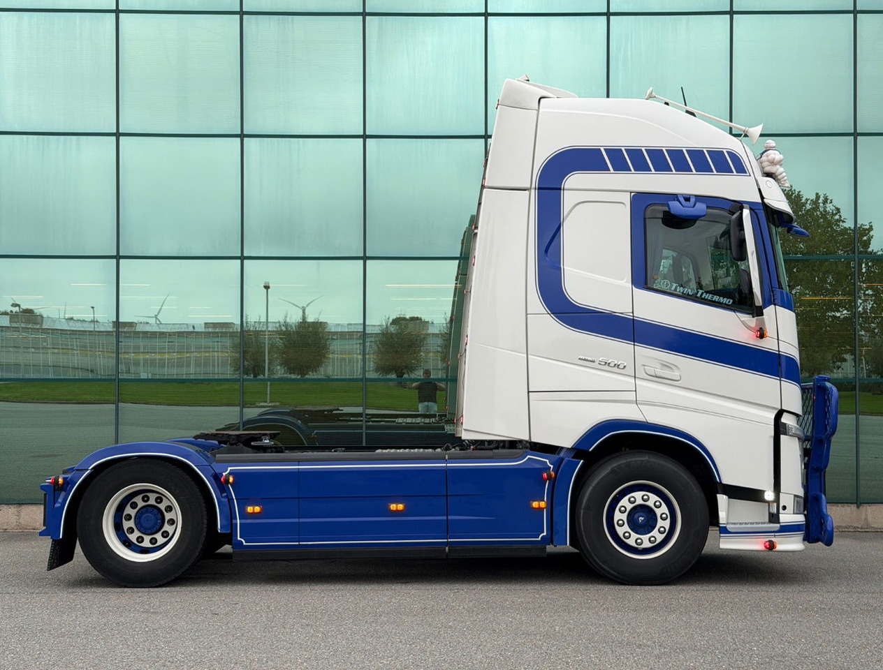Volvo FH 500 Retarder Globetrotter XL 2x Tanks Special Interior TOP Condition NL Truck - Tractor head: gambar 5 Volvo FH 500 Retarder Globetrotter XL 2x Tanks Special Interior TOP Condition NL Truck - Tractor head: gambar 5