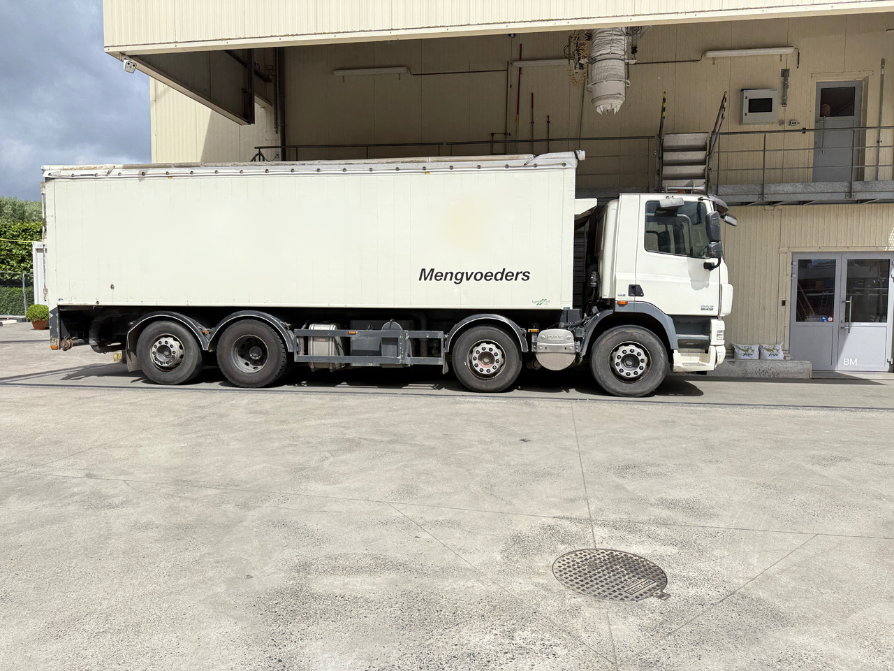 DAF 410 8X2 TIPPER, blowing system, compressor, compartments - Truk jungkit: gambar 5 DAF 410 8X2 TIPPER, blowing system, compressor, compartments - Truk jungkit: gambar 5
